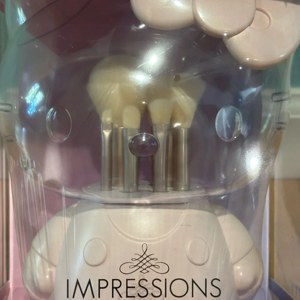 NIB Impressions Vanity Hello Kitty 6 pc brush set